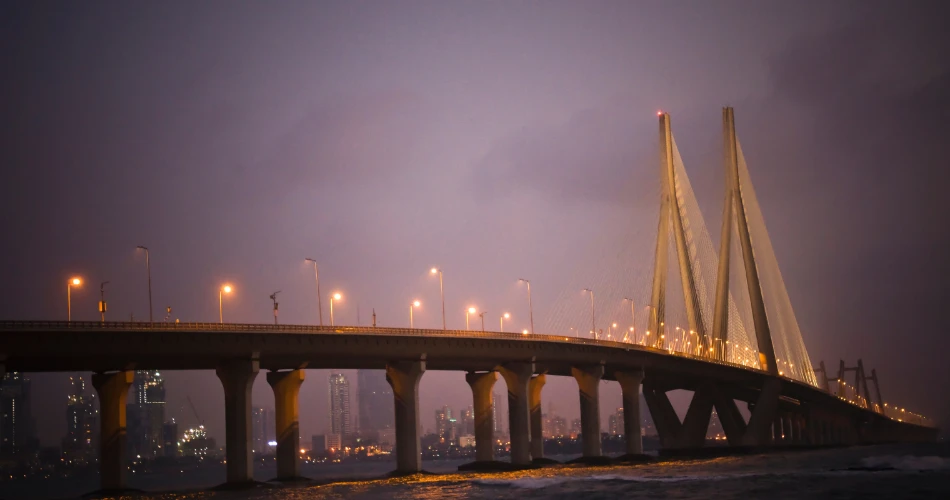 班德拉-沃尔利海桥。孟买的夜间工程奇迹