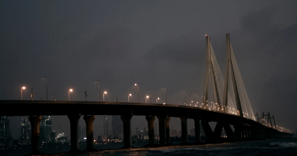 班德拉-沃尔利海桥。孟买的夜间工程奇迹